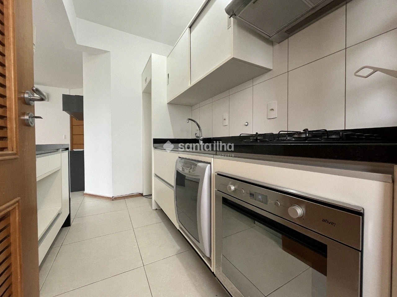 Balcony with a grill in a 2-bedroom apartment, 128 m²