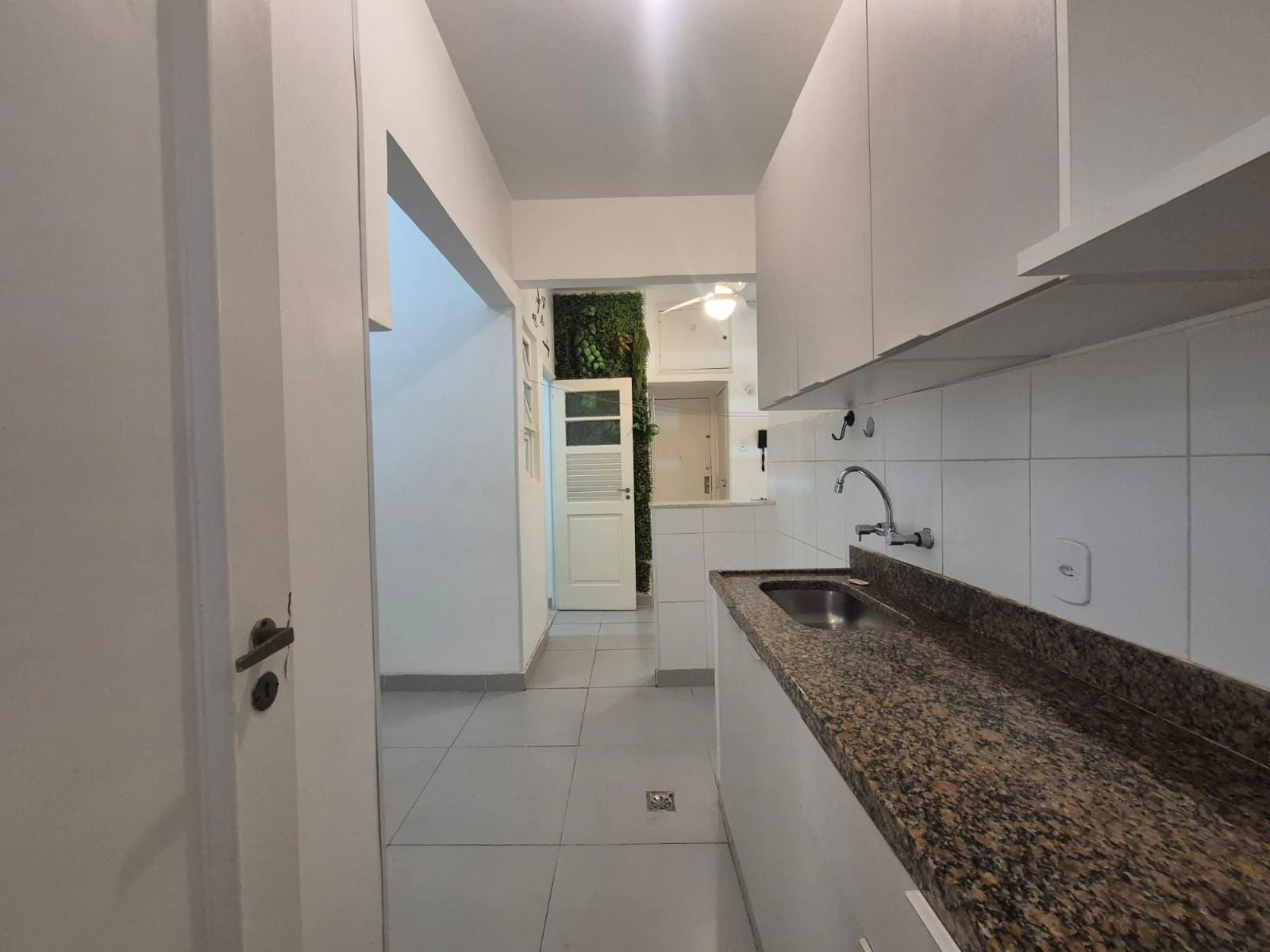 Wood or laminate floors in a 3-bedroom apartment, 100 m² — photo 18