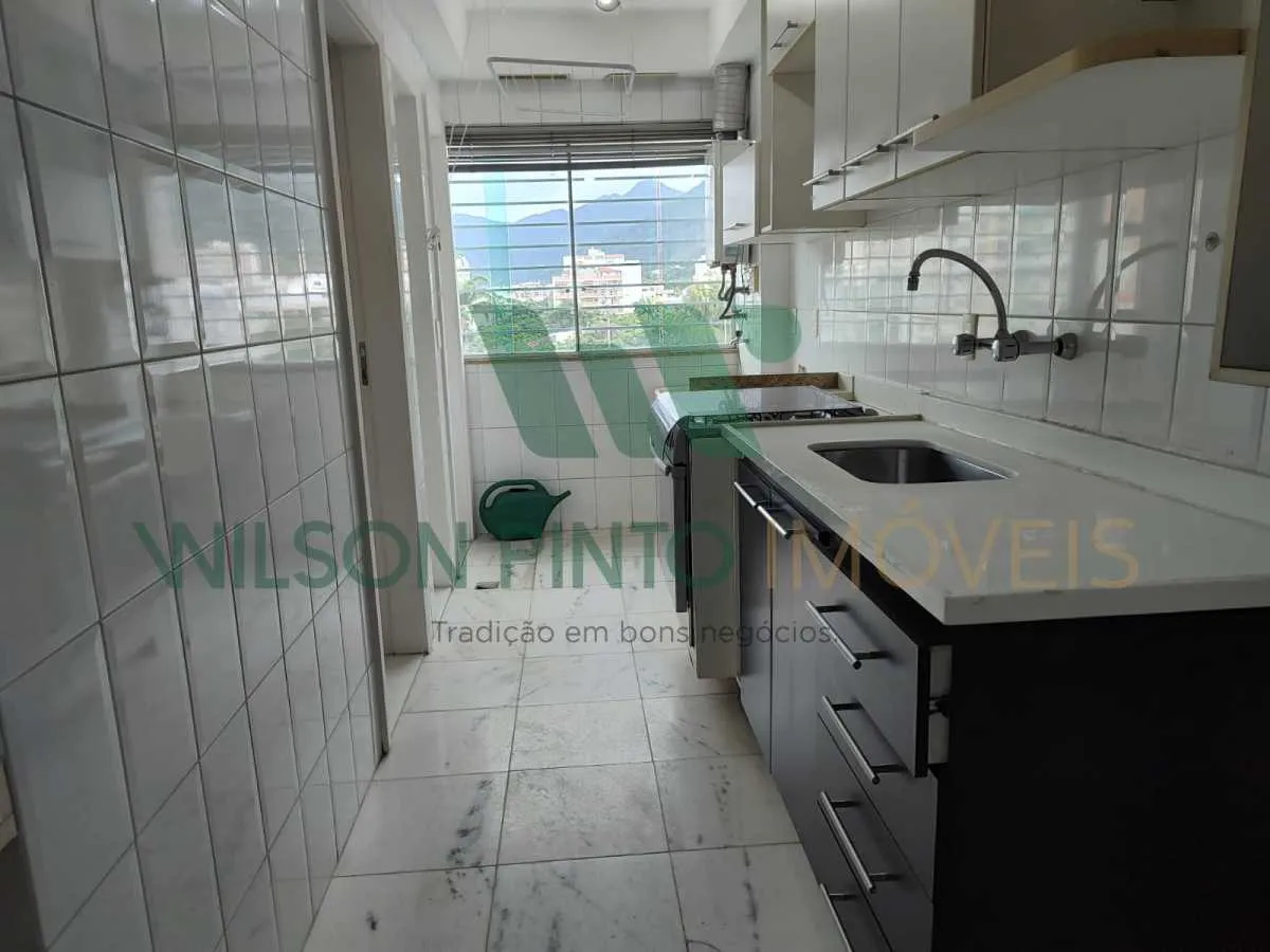 Balcony with a grill in a 2-bedroom apartment, 172 m² — photo 4