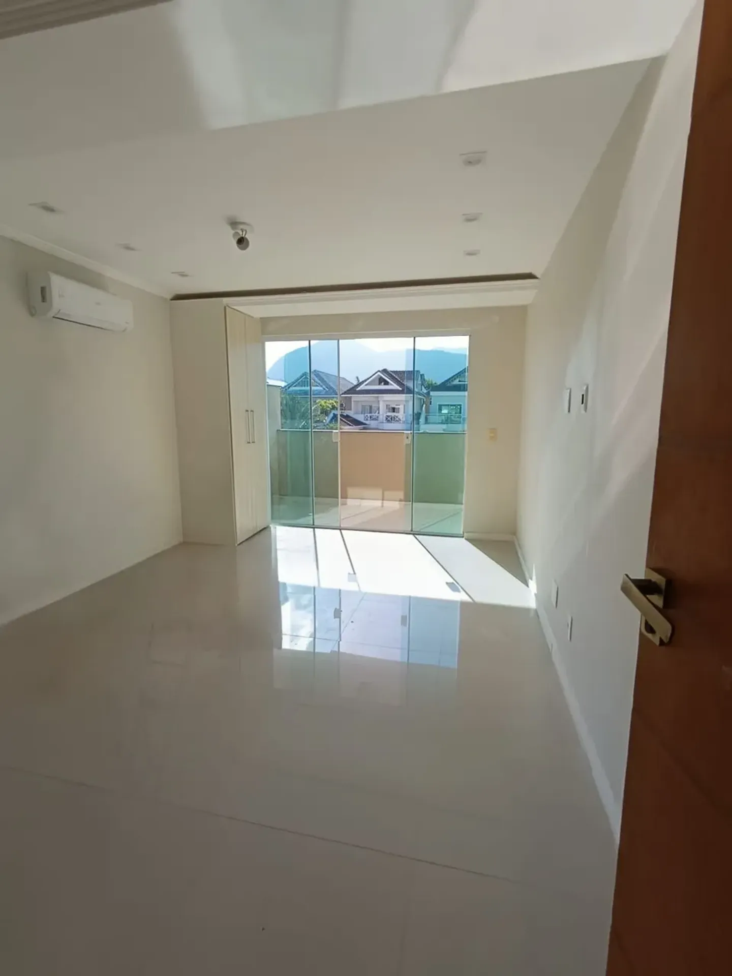 House with 4 bedrooms and 5 bathrooms — photo 21