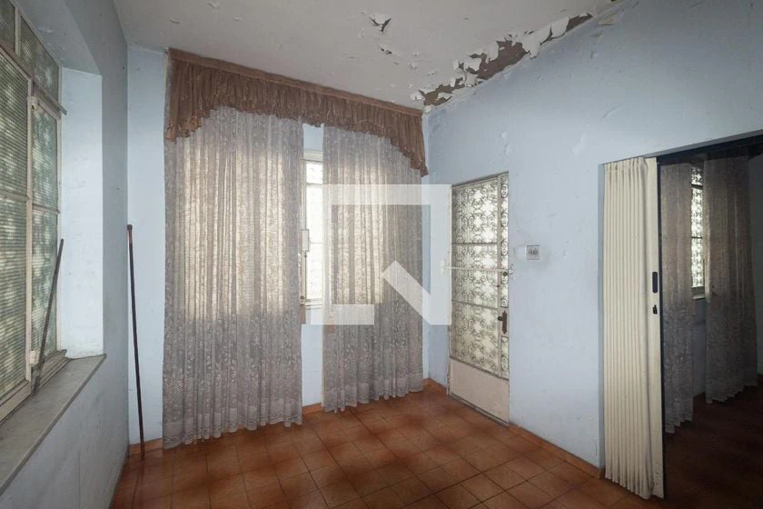6-bedroom house with a glass-enclosed balcony — photo 22