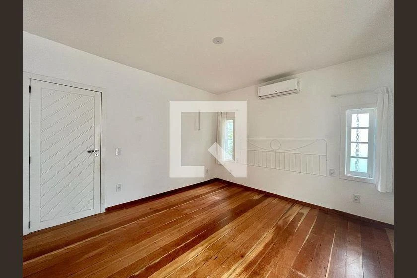 Balcony with a grill in a 3-bedroom house, 220 m² — photo 36