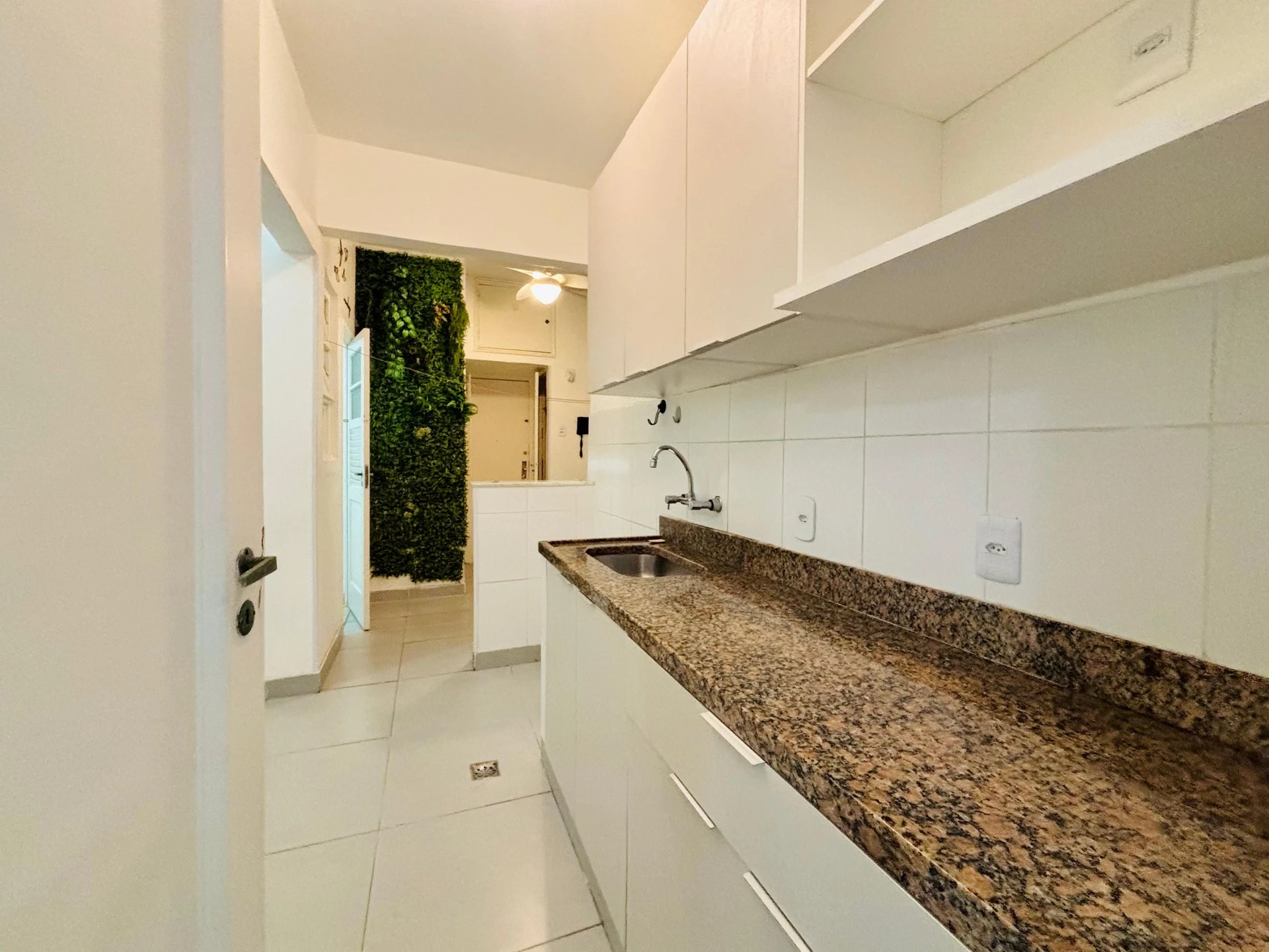 Wood or laminate floors in a 3-bedroom apartment, 110 m² — photo 2