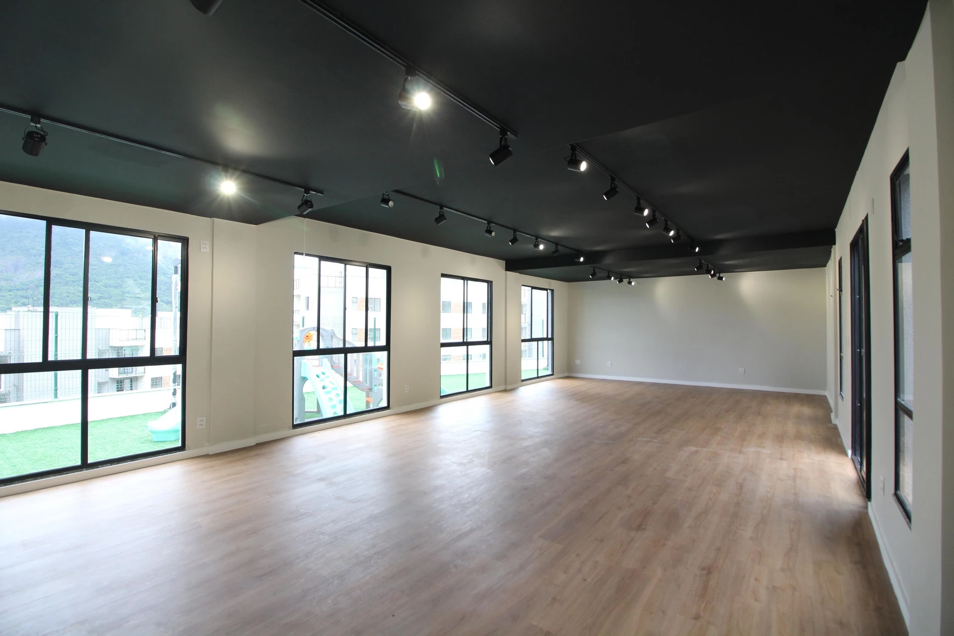 Unfurnished 2-bedroom apartment with balcony and private garden — photo 40