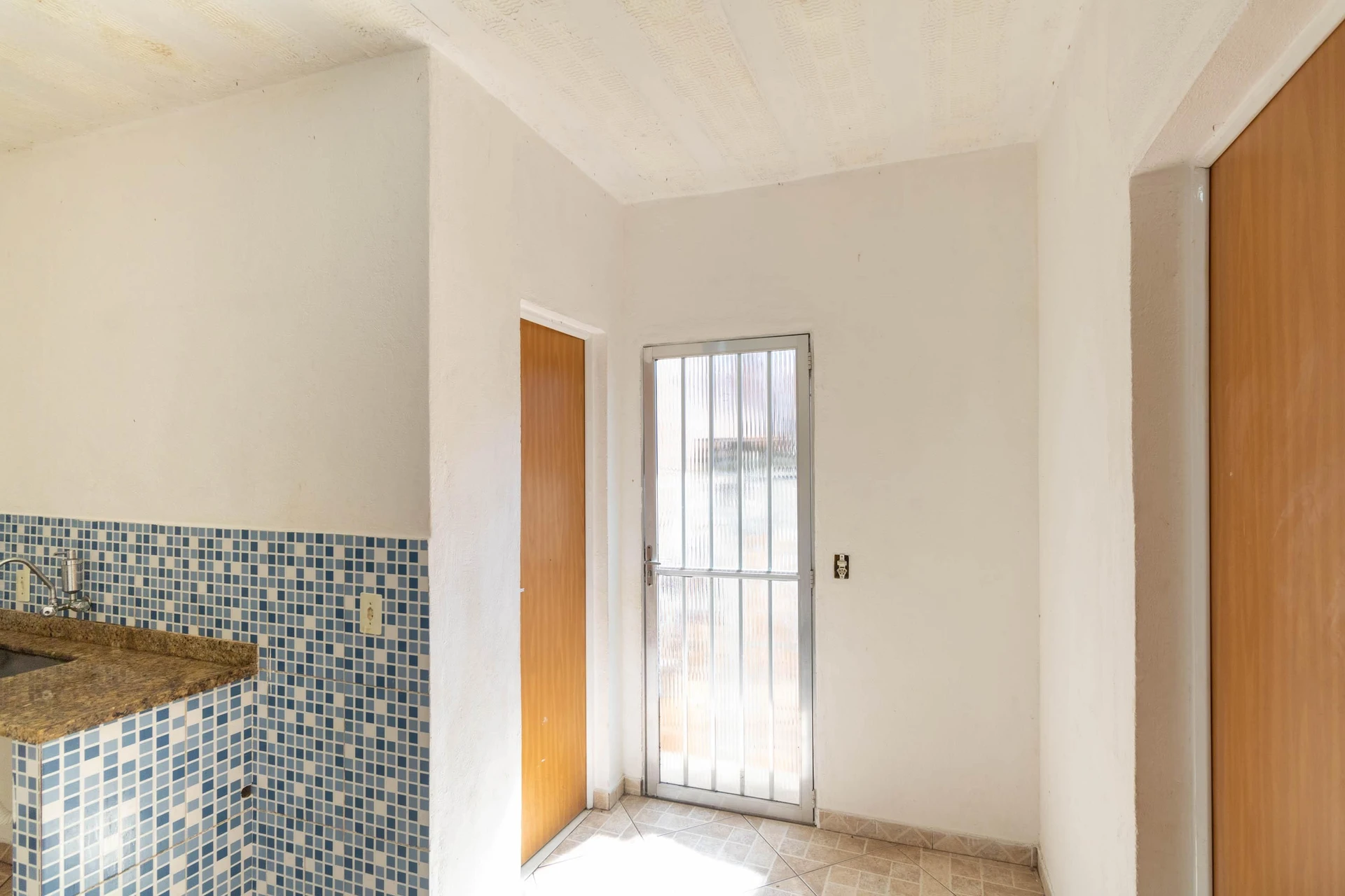 Unfurnished studio apartment with an electric shower — photo 13