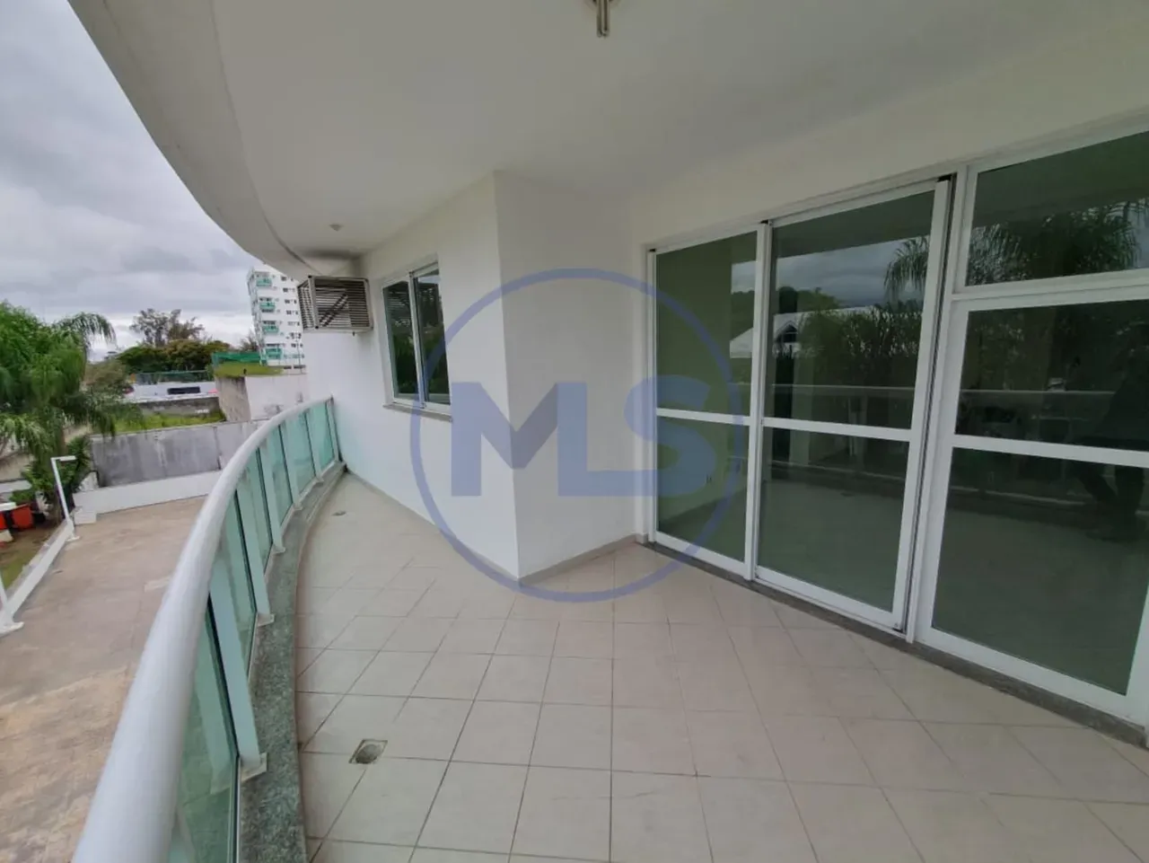 Balcony with a grill in a 3-bedroom apartment, 83 m² — photo 10
