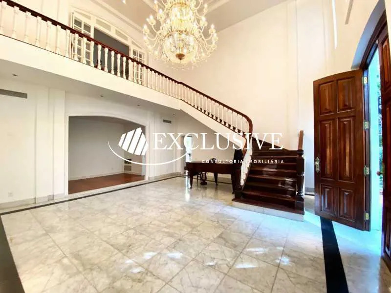 Bathtub in a 5-bedroom house, 881 m² — photo 4