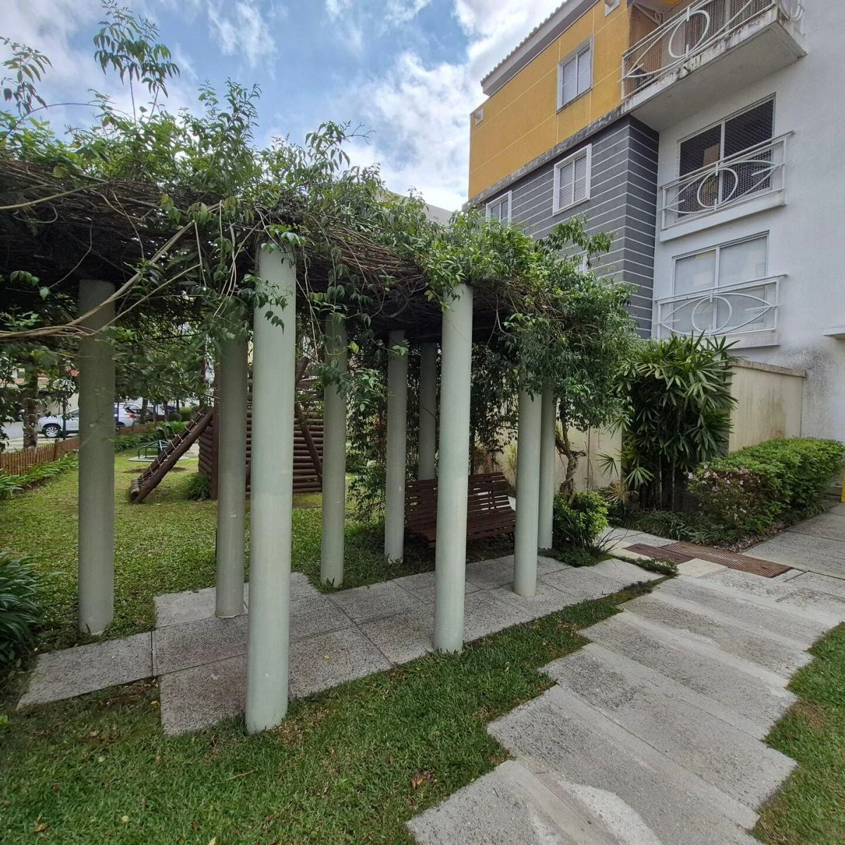 Furnished 3-bedroom apartment with covered parking — photo 13