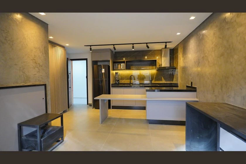 Studio mobiliado com mesa de trabalho e jardim privativo — photo 2