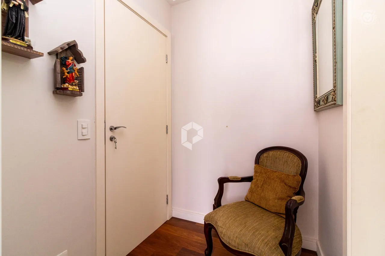 3-bedroom apartment with a glazed enclosed balcony — photo 10