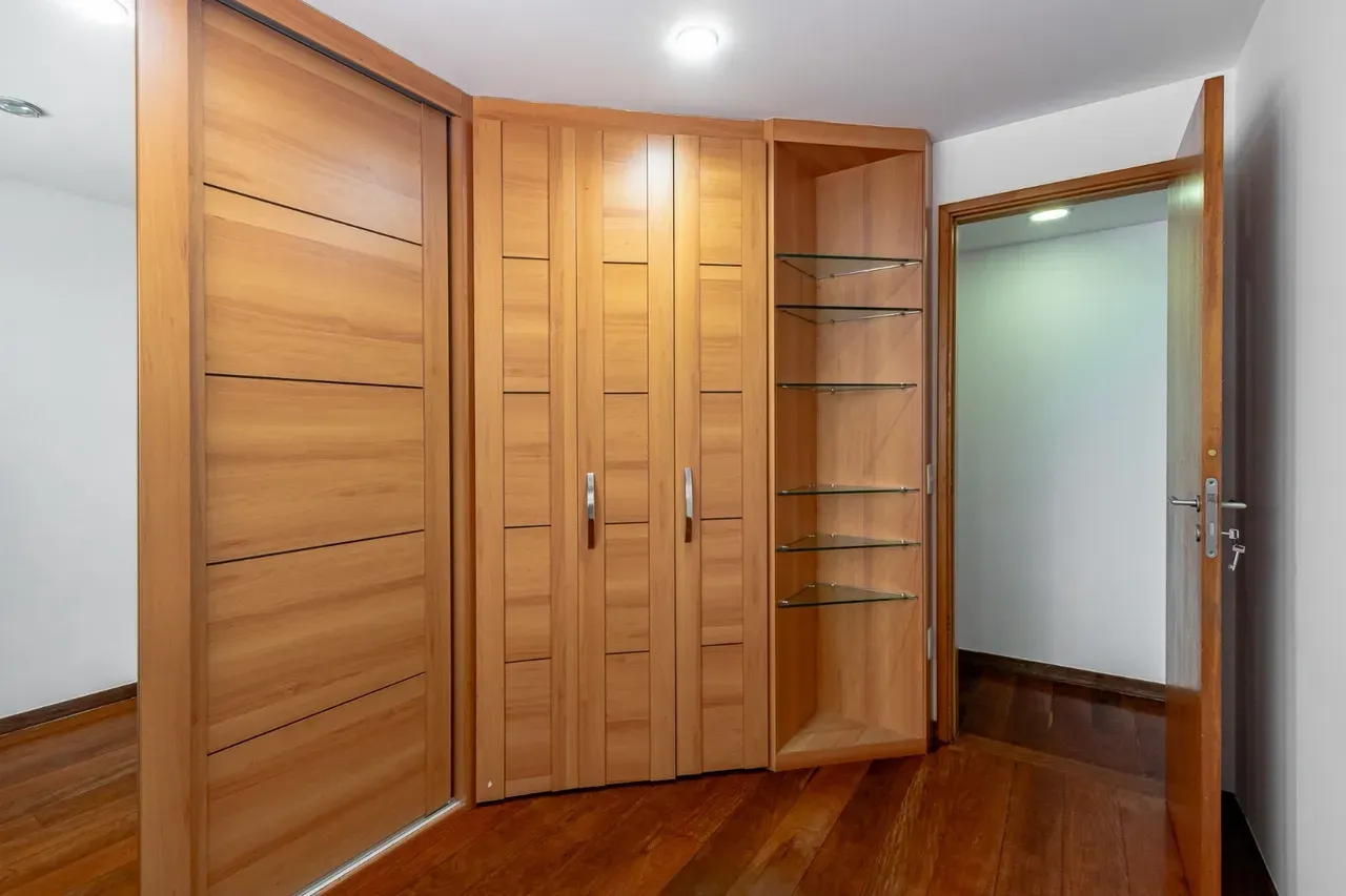 Walk-in closet in a 3-bedroom apartment, 110 m² — photo 19