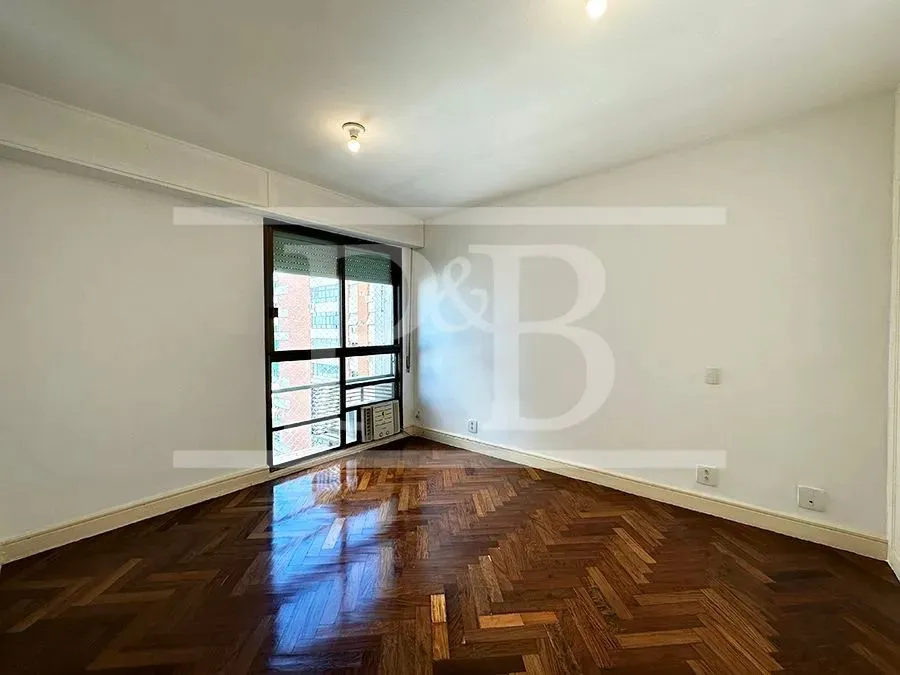 250 m² apartment with 4 bedrooms and a glassed-in balcony — photo 16
