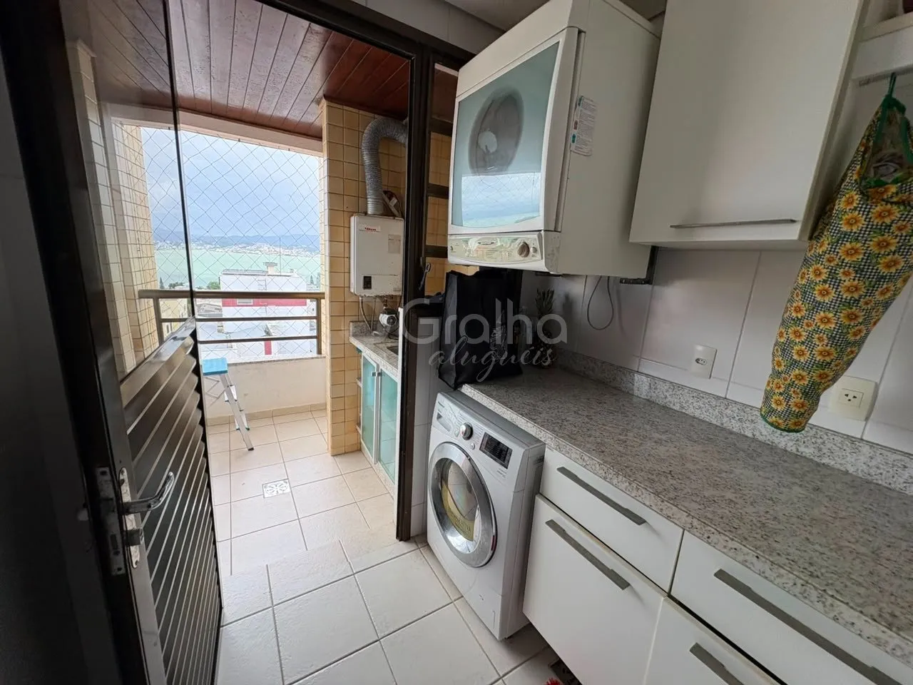 Furnished 3-bedroom apartment with an open-plan kitchen — photo 20