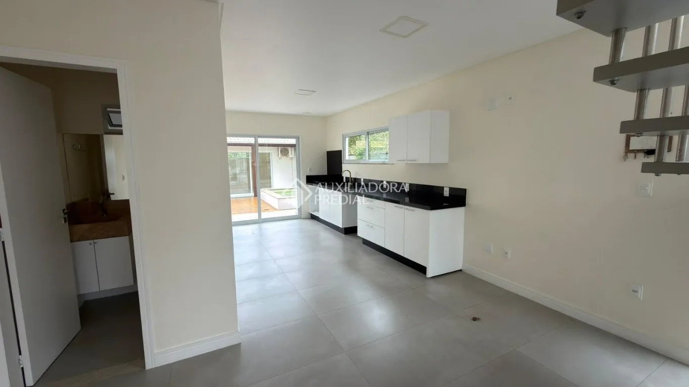 Balcony with a grill in a 4-bedroom house, 120 m² — photo 2