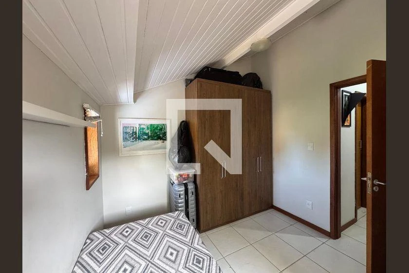 140 m² house with a walk-in closet and a home office — photo 28