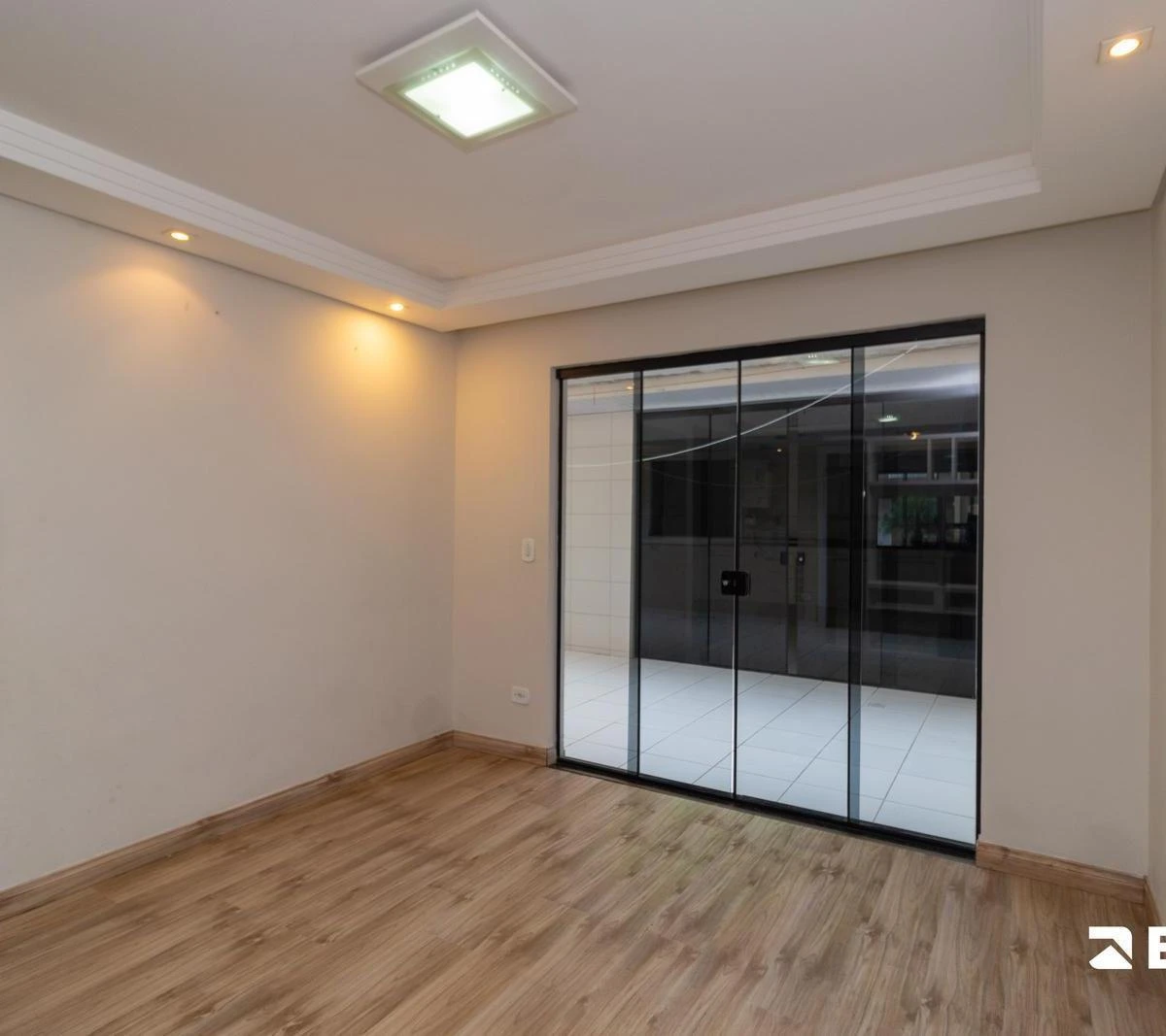 Balcony with a grill in a 3-bedroom house, 118 m² — photo 25