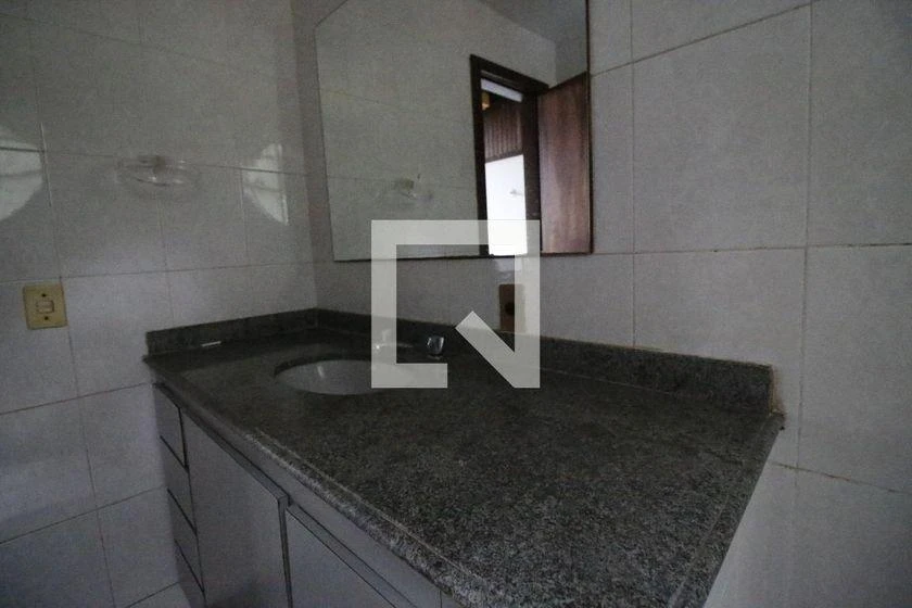 Casa de 500 m² com banheira e janelas do piso ao teto — photo 40