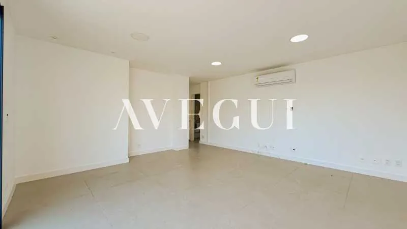 3-bedroom apartment in a building with a pool — photo 21