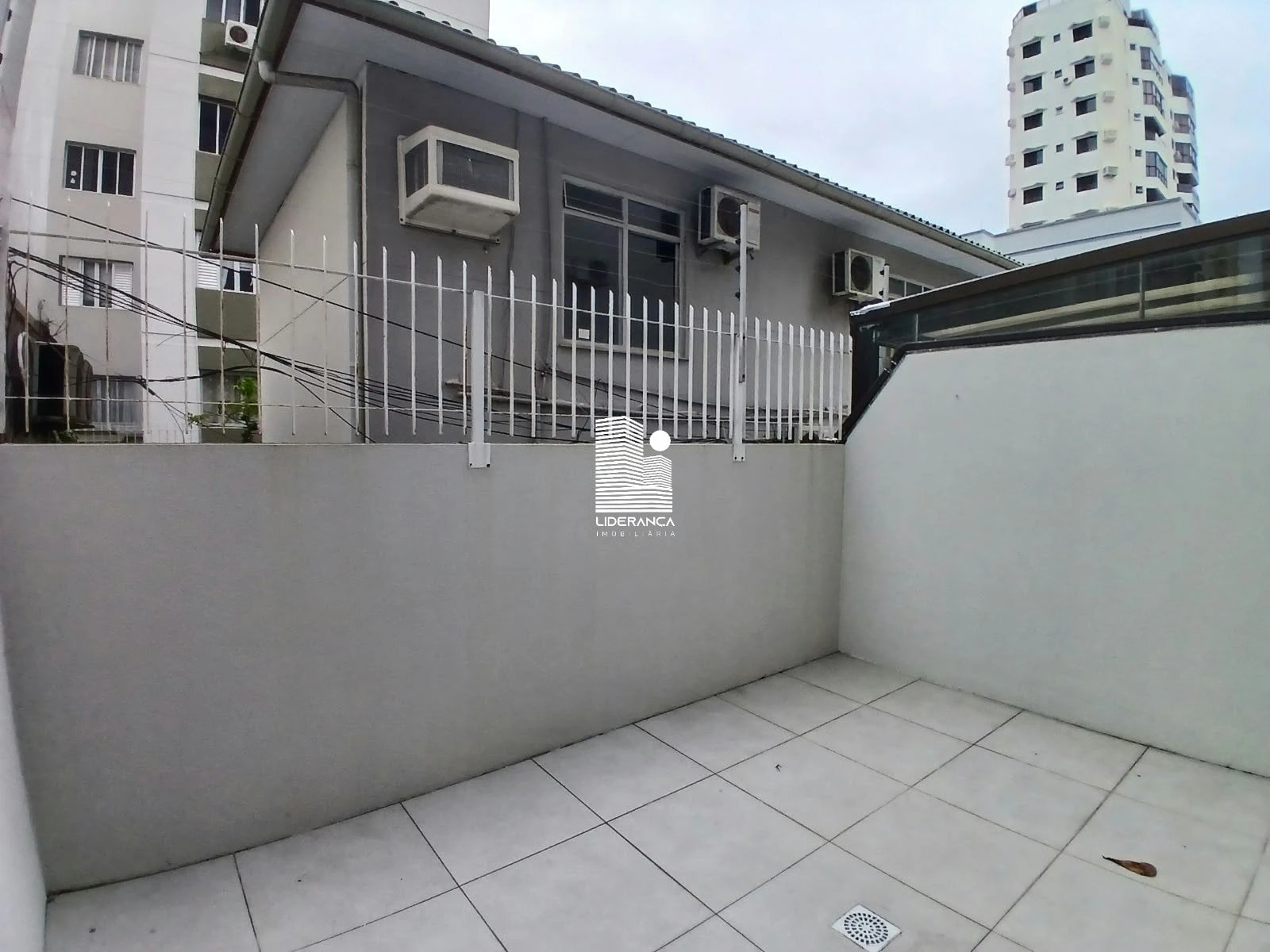 Apartamento com piso de madeira ou laminado, Centro — photo 16