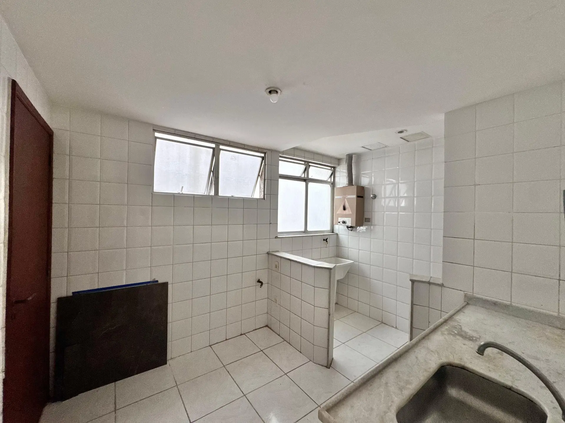 3-bedroom apartment with a balcony and laundry area — photo 18