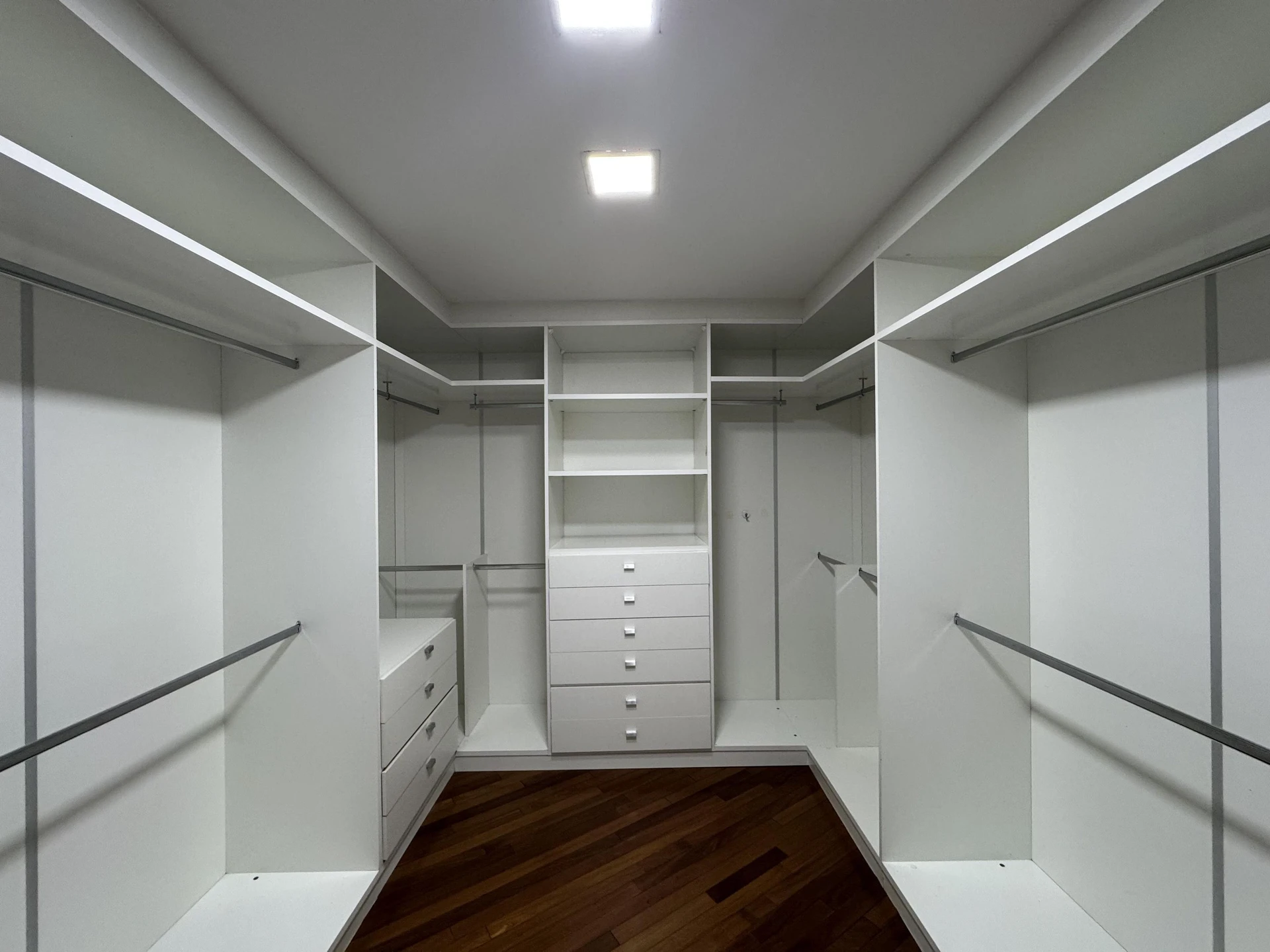 Bathtub in a 5-bedroom house, 1000 m² — photo 18