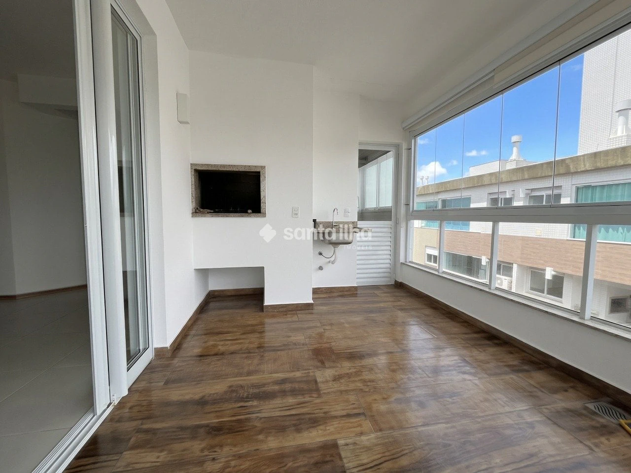 Balcony with a grill in a 2-bedroom apartment, 128 m² — photo 7