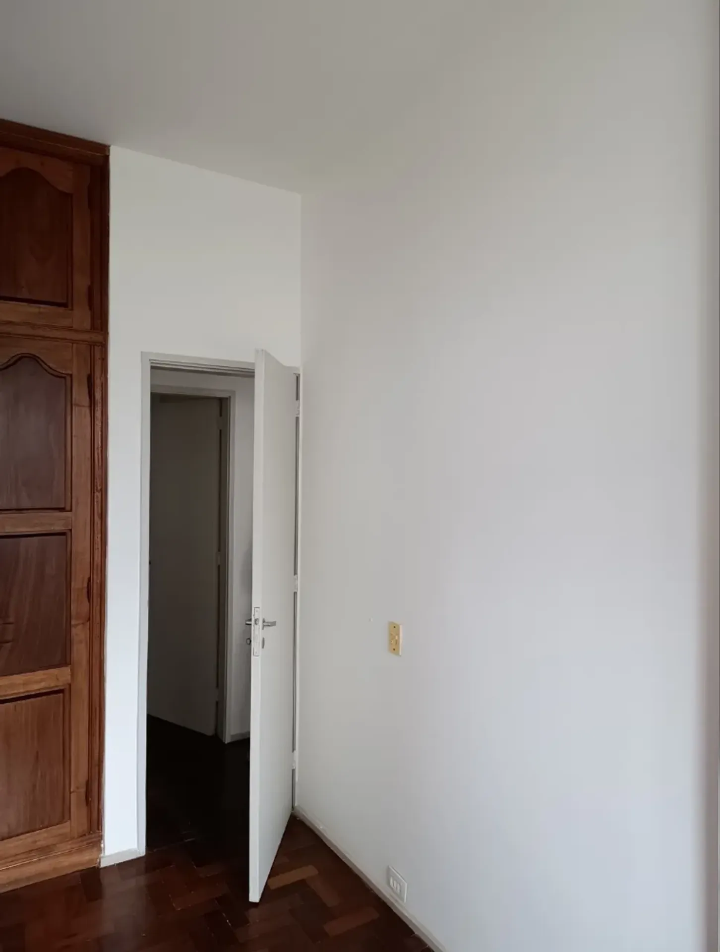 Wood or laminate floors in a 3-bedroom apartment, 97 m² — photo 11