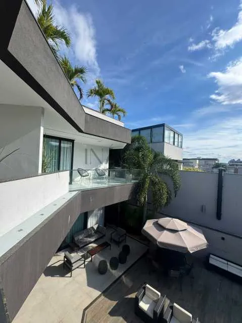 Casa com 5 quartos e 5 banheiros, cozinha planejada — photo 27