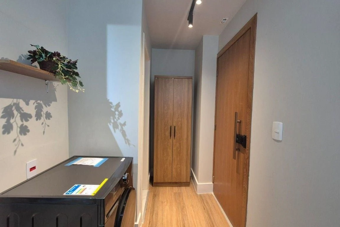Furnished 1-bedroom apartment with open-plan kitchen — photo 14