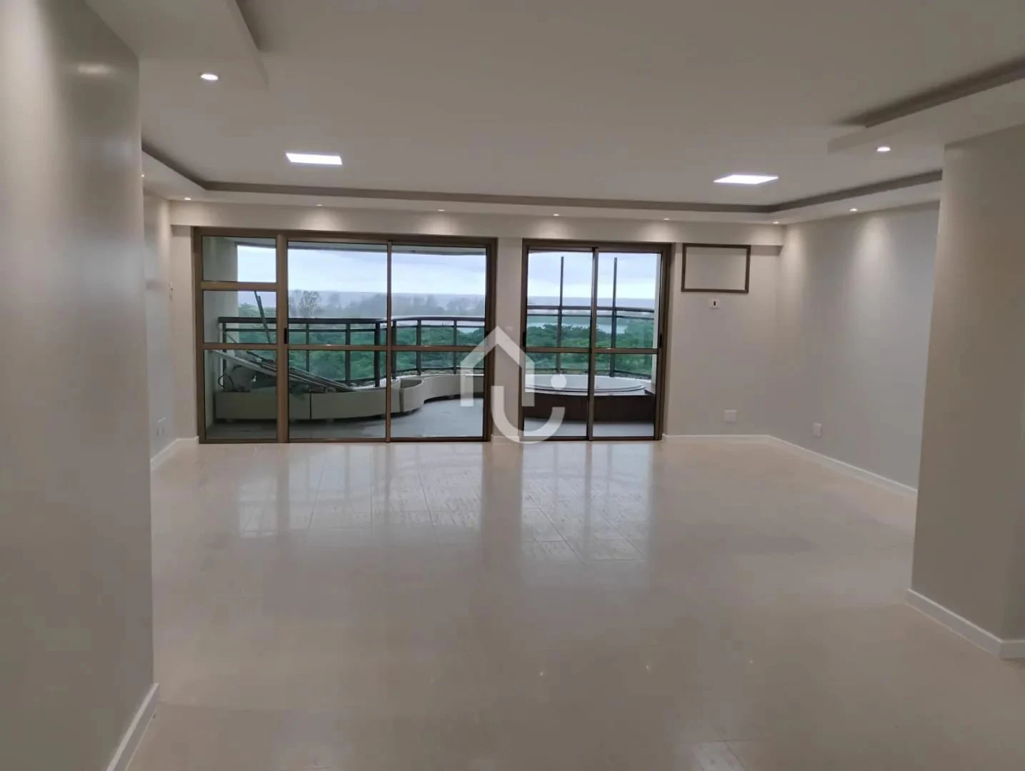 Water view in a 3-bedroom apartment, 160 m²