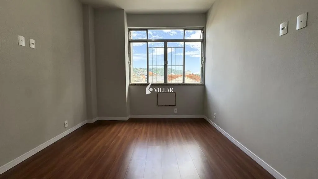 Wood or laminate floors in a 3-bedroom apartment, 80 m² — photo 5