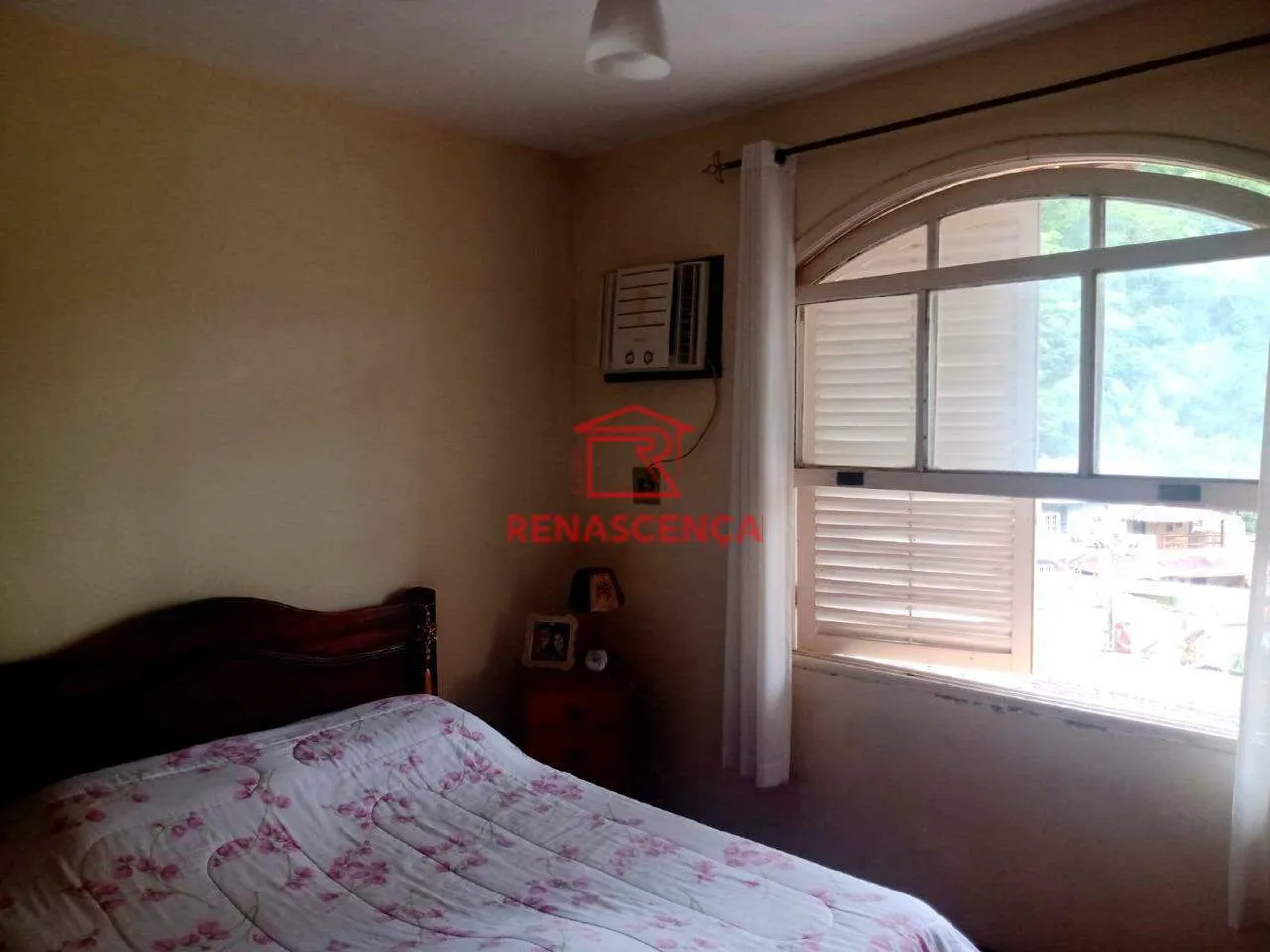 4-bedroom house with 1 en-suite and 300 m² plus pool — photo 5
