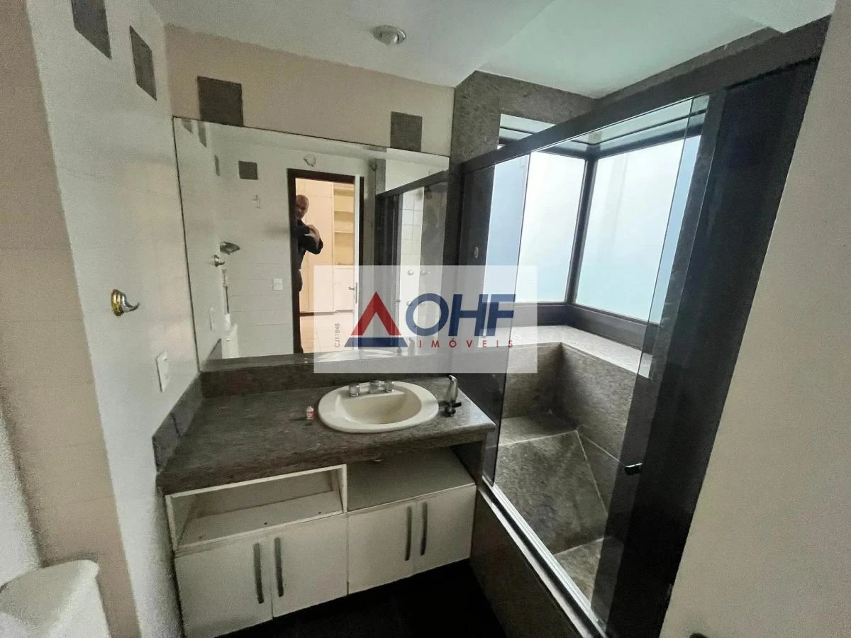 3-bedroom apartment in a building with a pool — photo 5