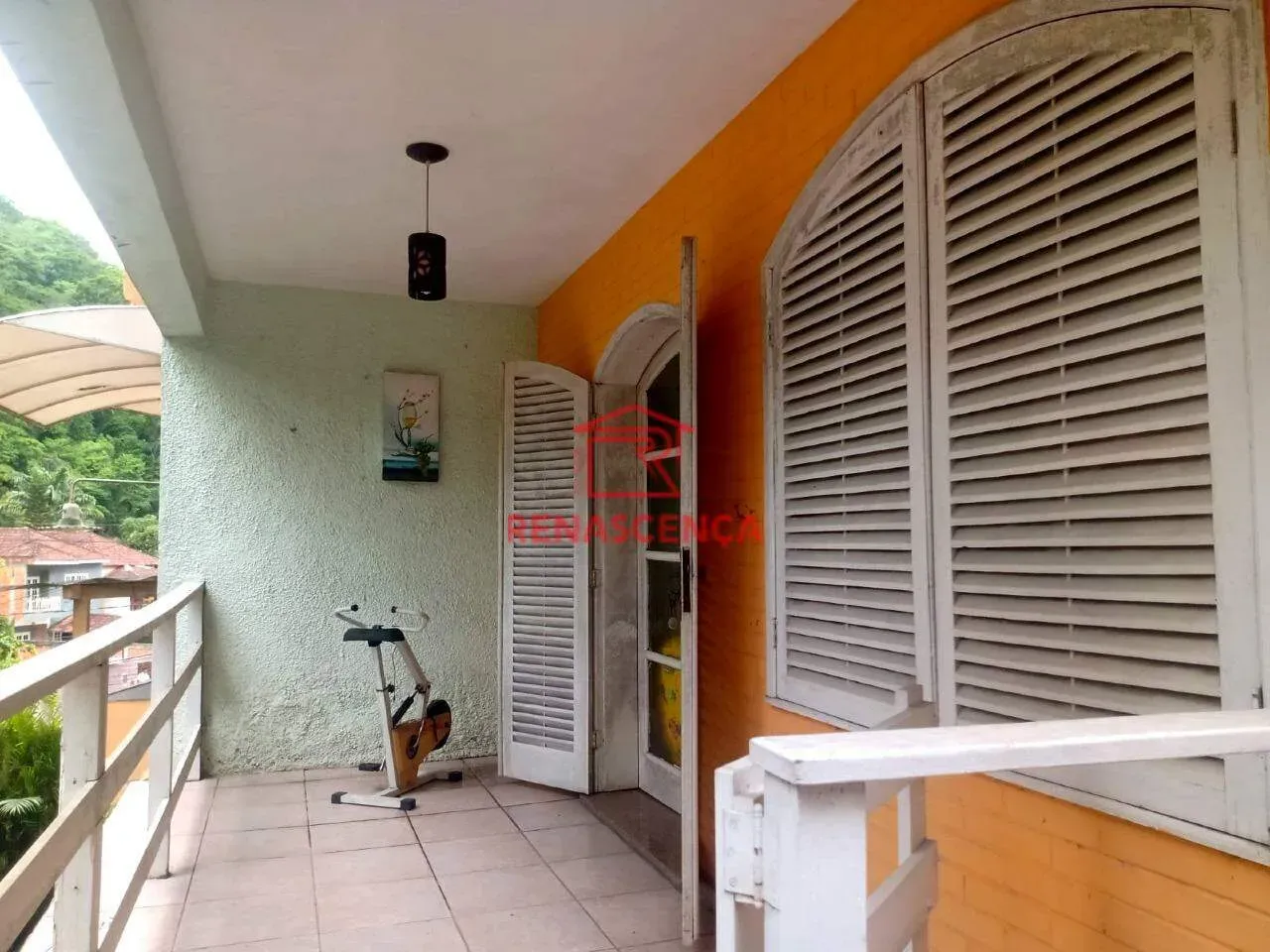 4-bedroom house with 1 en-suite and 300 m² plus pool — photo 11
