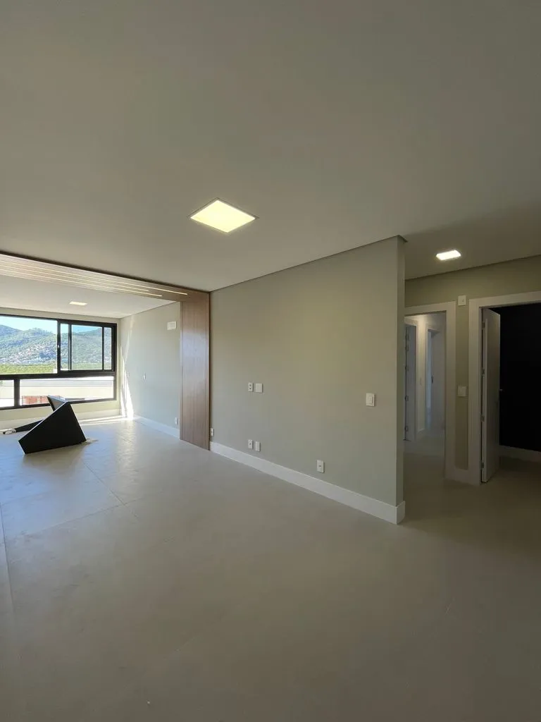 Balcony with a grill in a 3-bedroom apartment, 131 m² — photo 13