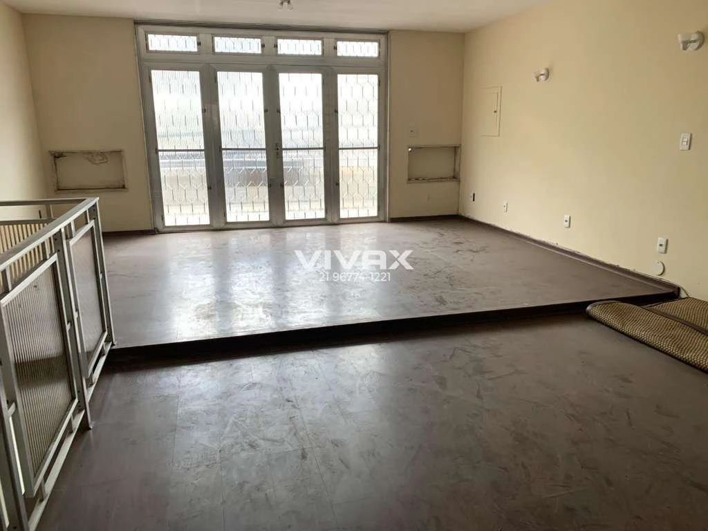 Unfurnished house with built-in wardrobes and 5 bedrooms — photo 5