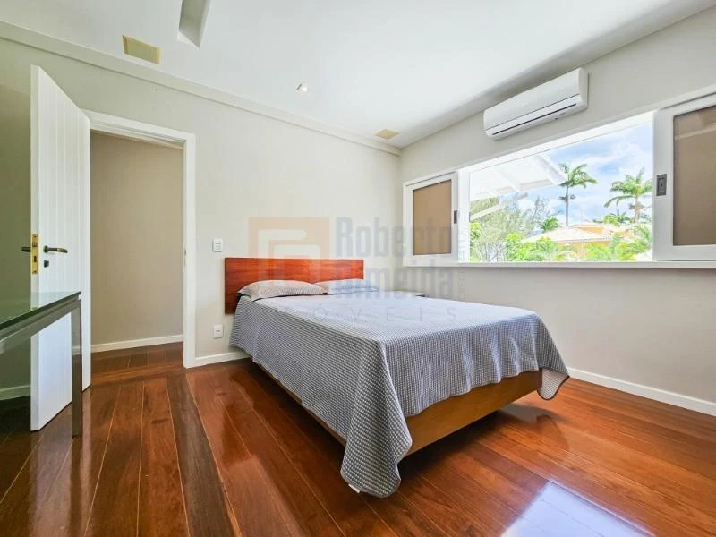 832 m² house with 6 bedrooms and an open-plan kitchen — photo 35