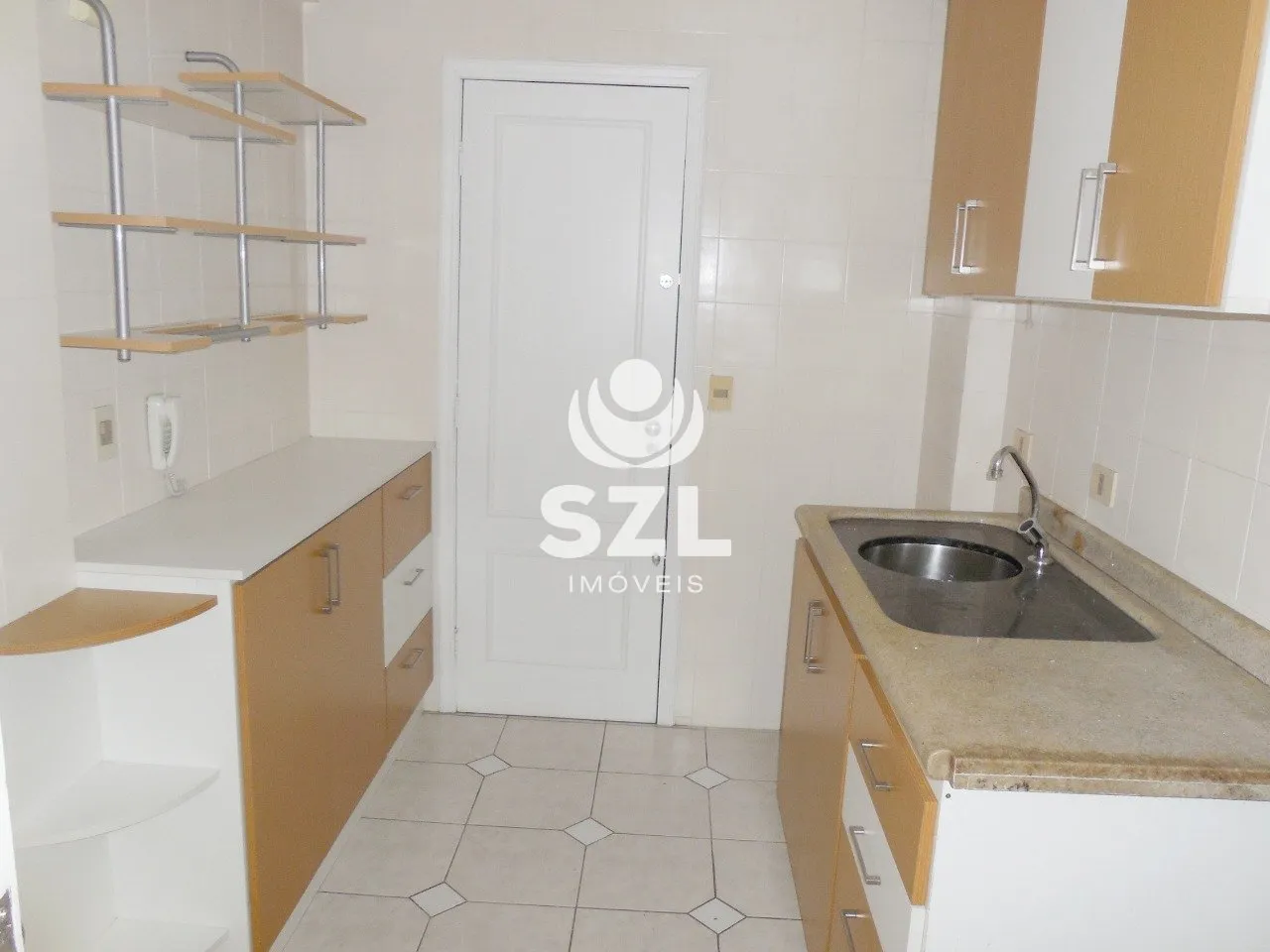 Walk-in closet in a 2-bedroom apartment, 87 m² — photo 2