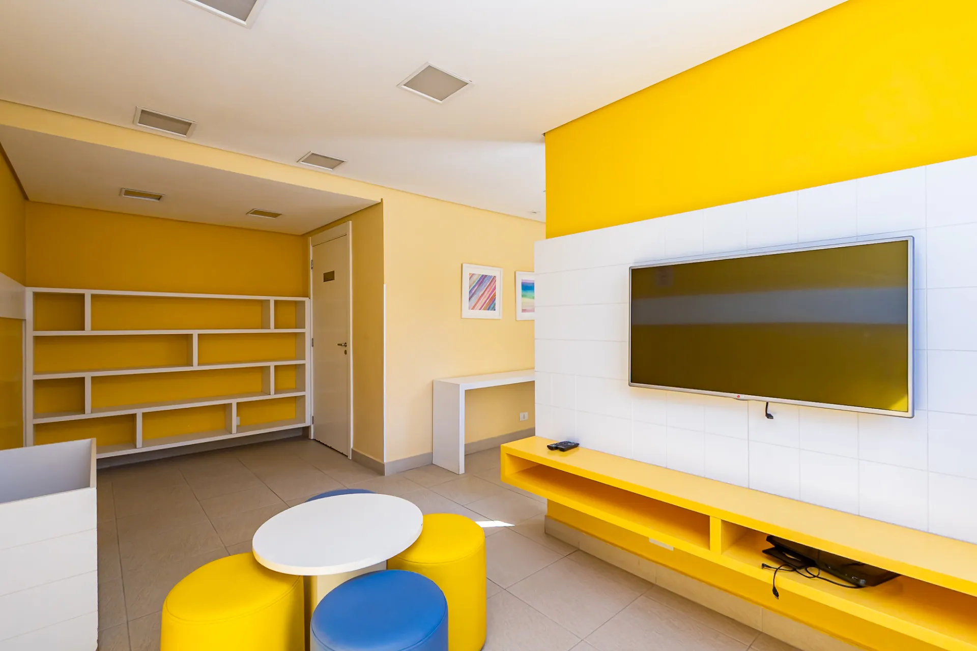 3-bedroom apartment in a building with a pool — photo 43