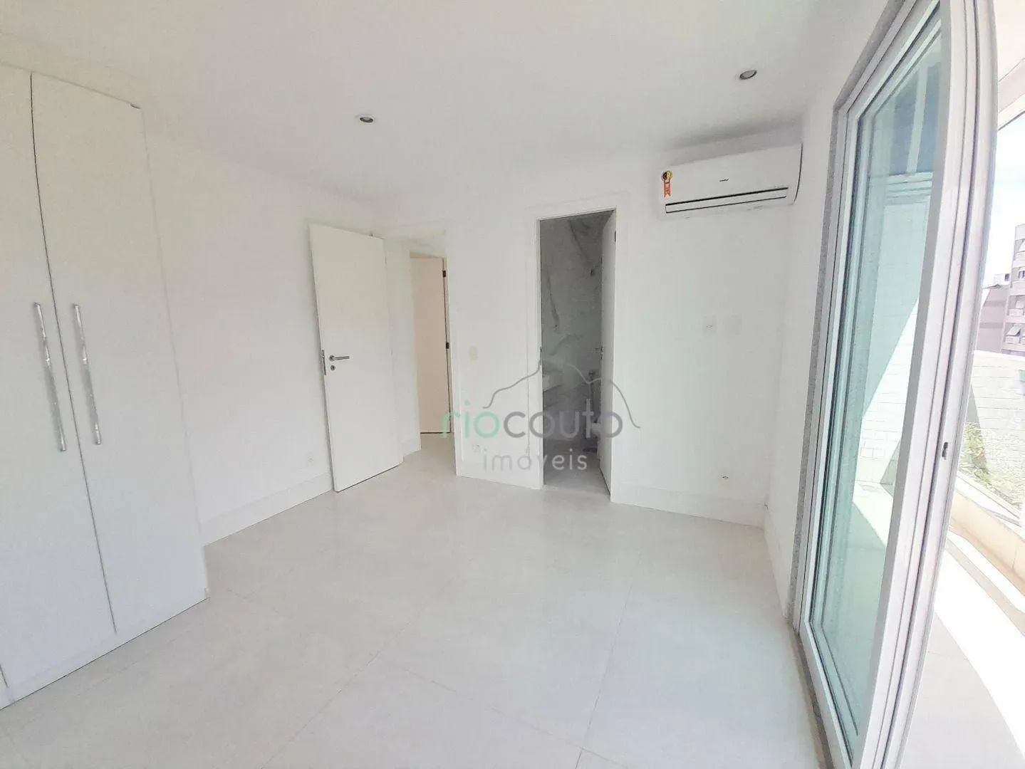 Apartment with 4 bedrooms and a balcony — photo 44