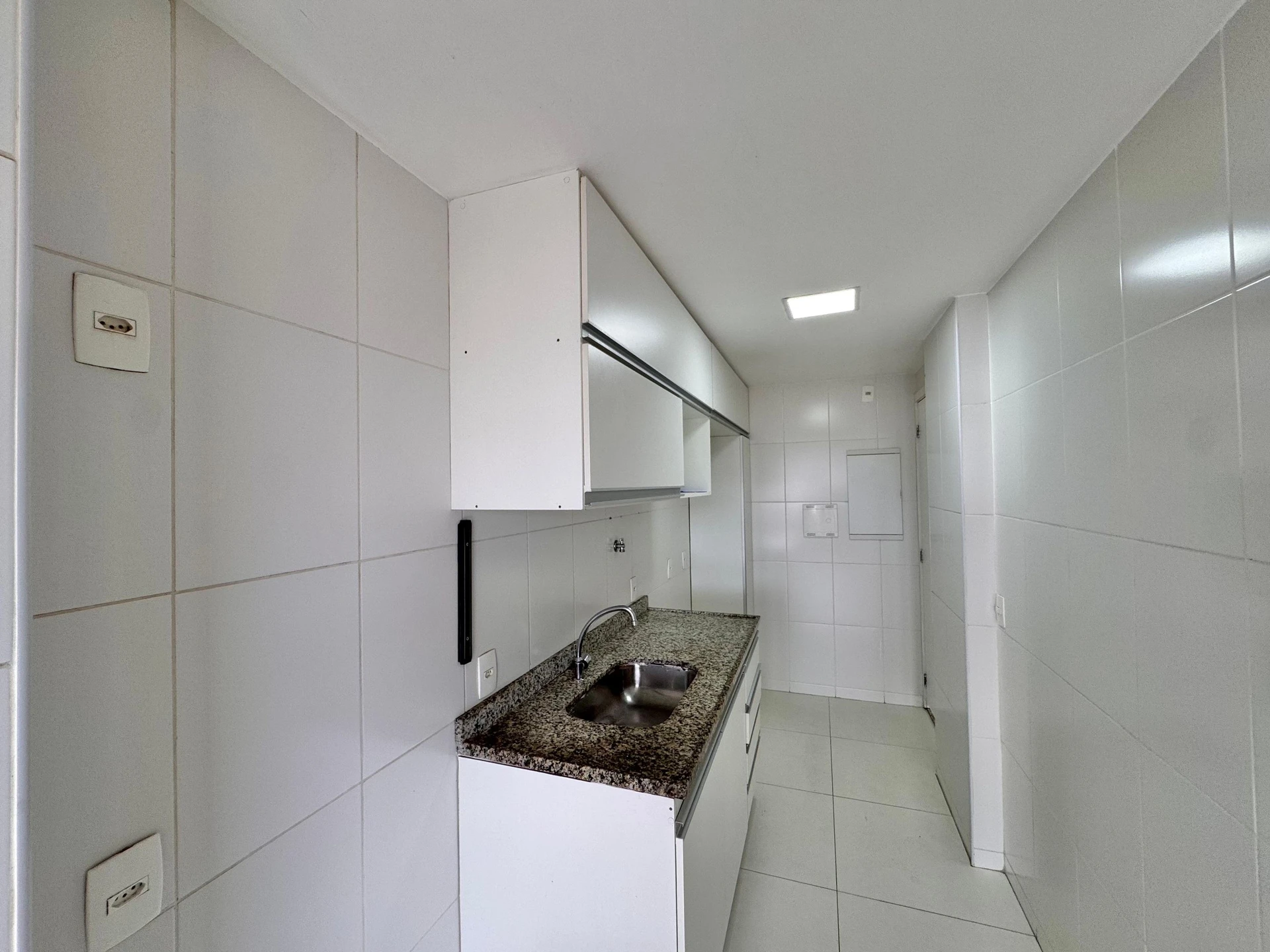 Rental apartment with 2 bedrooms, 1 en-suite bath — photo 2