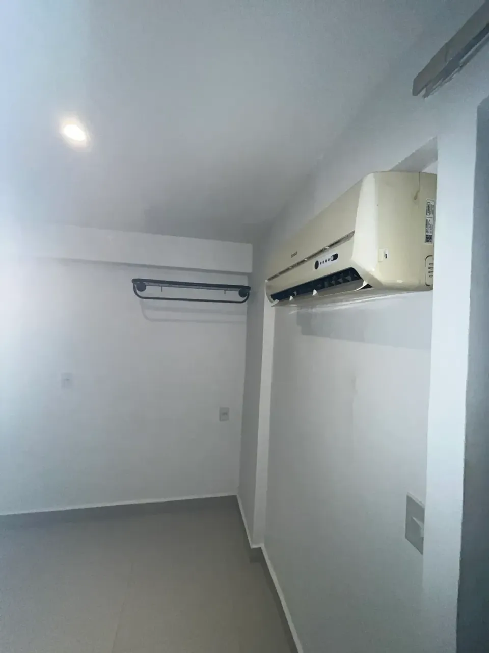 Refurbished 20 m² studio with 1 bathroom and AC — photo 3