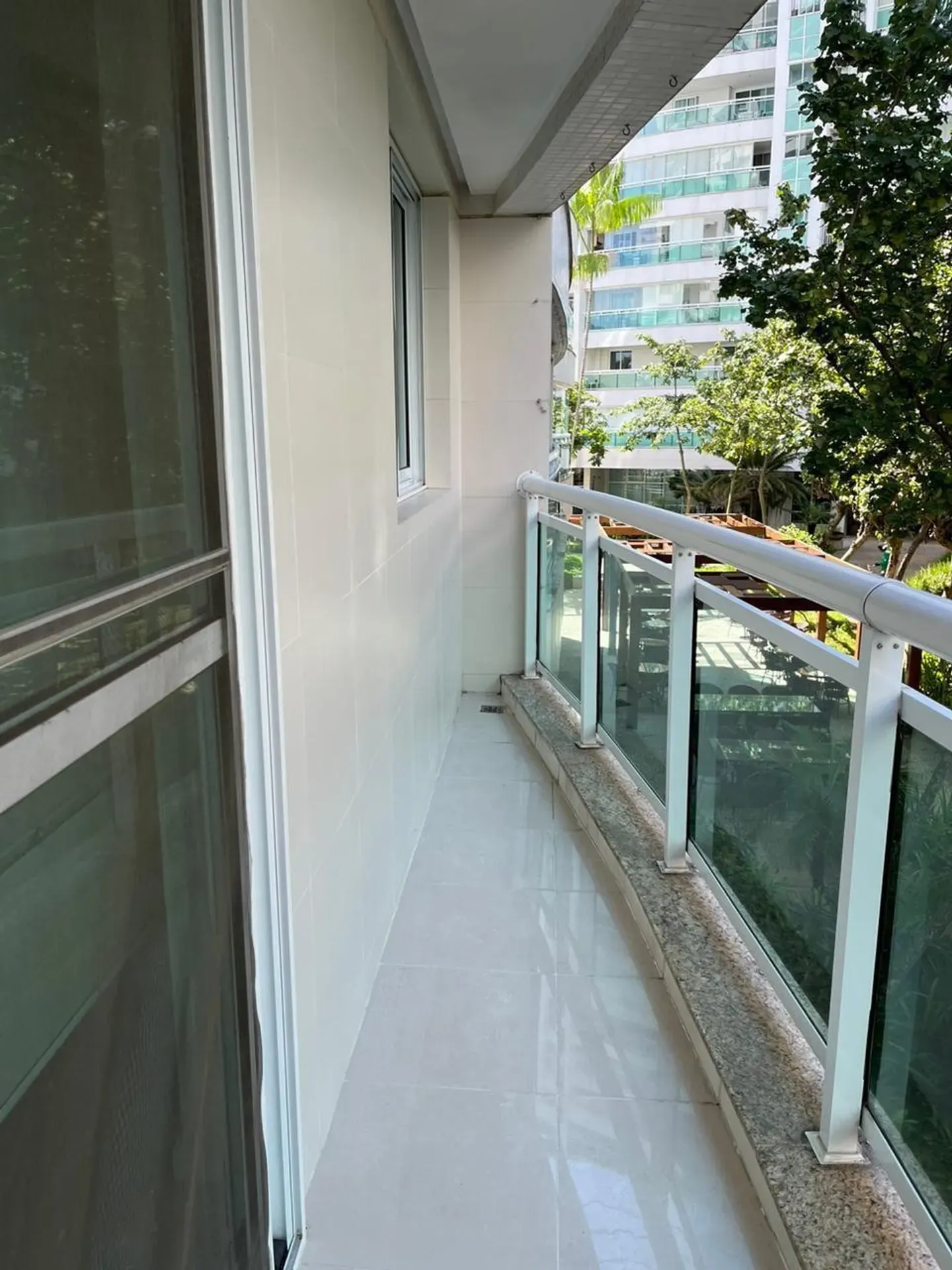 Furnished apartment with balcony, 4 bedrooms and 5 baths — photo 38