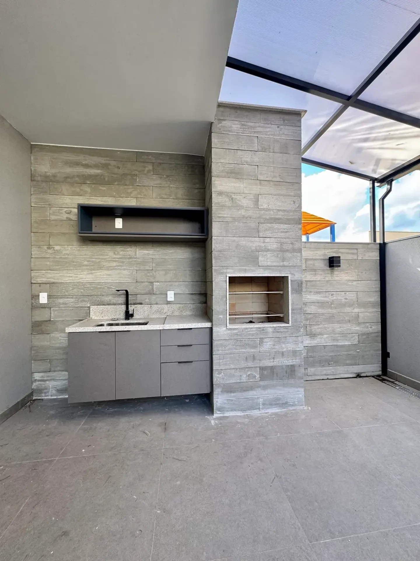 4-bedroom house with open-plan kitchen and 5 bathrooms — photo 20