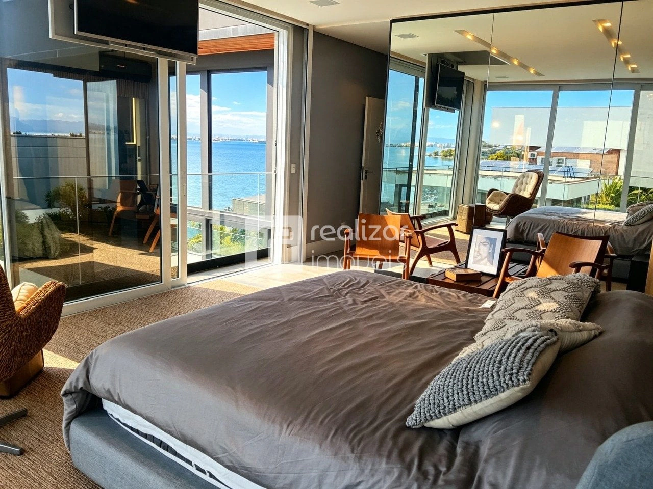Furnished house, 560 m², with a water view — photo 5