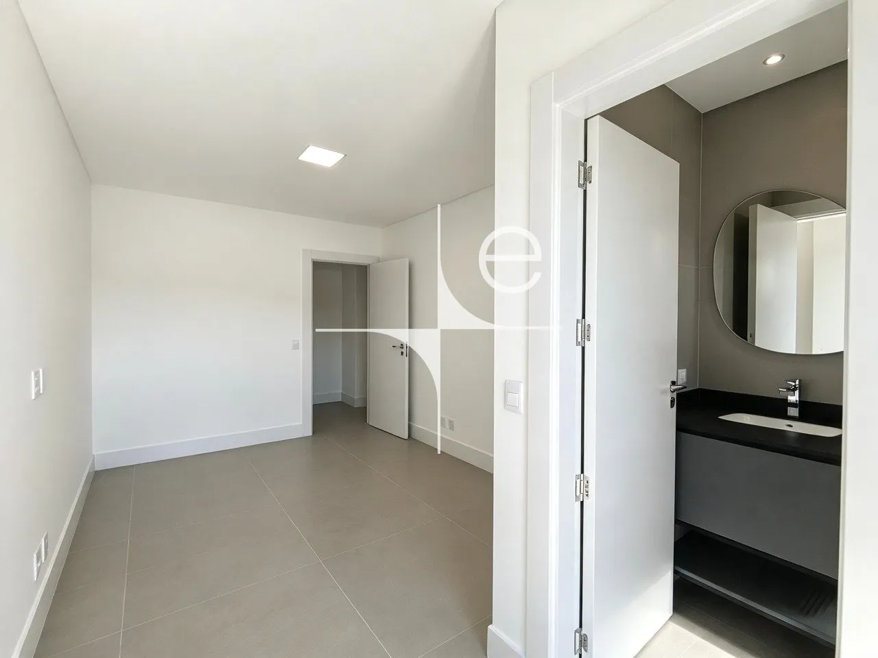 Glass-enclosed balcony in a 3-bedroom apartment, 150 m² — photo 38