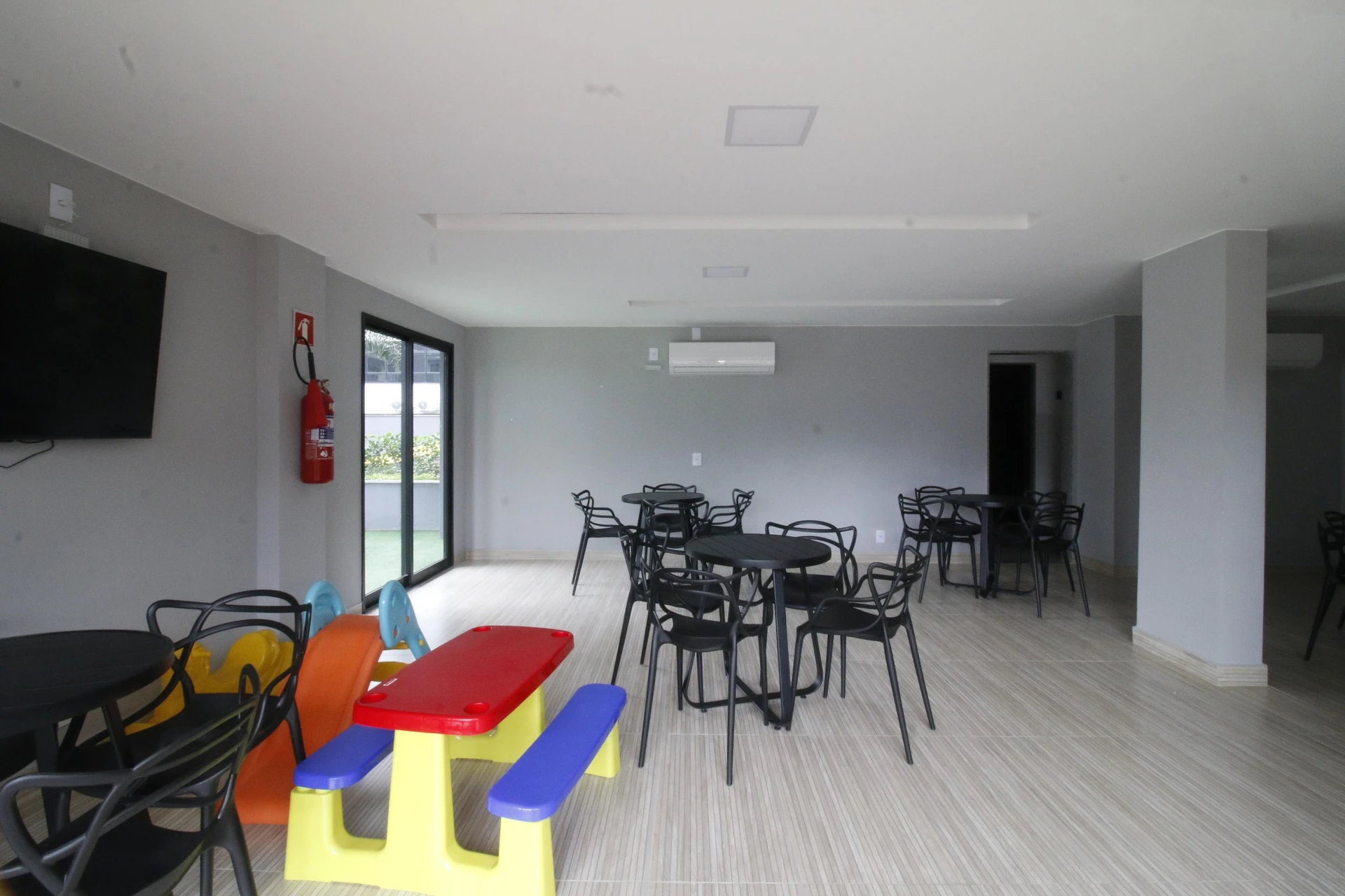 Apartamento de 1 dormitorio con cocina abierta y balcón — photo 17