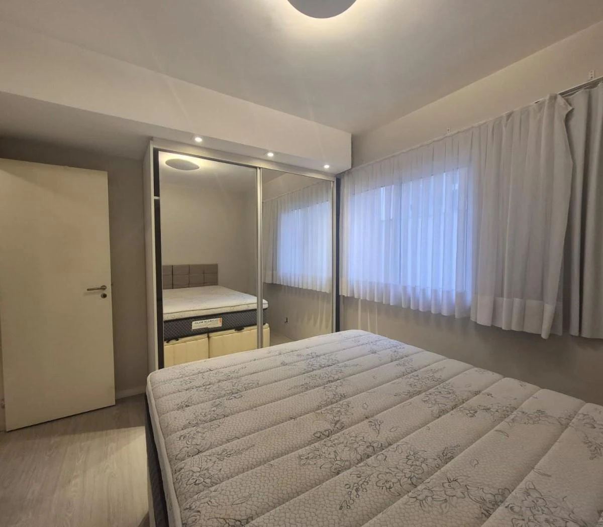One-bedroom apartment with a washing machine — photo 3