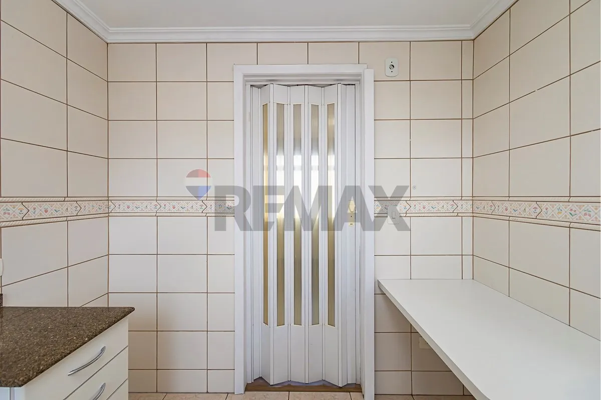 Wood or laminate floors in a 2-bedroom apartment, 70 m² — photo 22