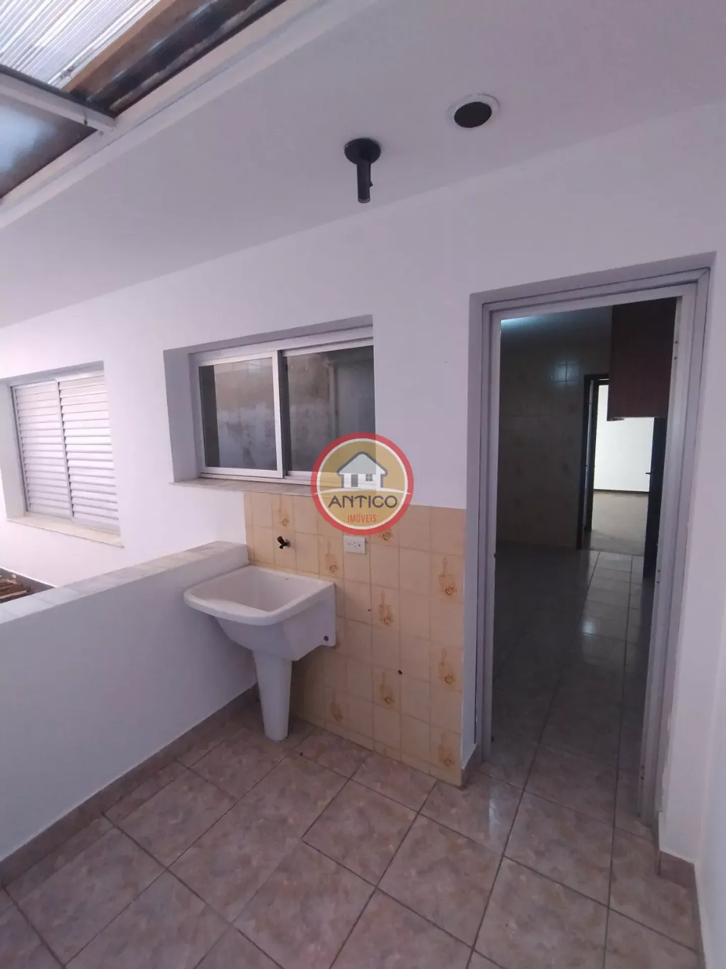 Unfurnished house with 10 bedrooms and 5 bathrooms, 380 m² — photo 4